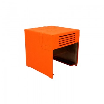 Schale (Rückseite) des Mini-PC KUBB aus Aluminium, bezogen mit genähtem Leder mit orangefarbenen Mustern