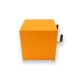 Een zeer designperfecte oranje kubusvormige computer