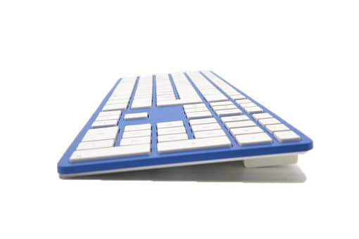 https://www.bleujour.com/wp-content/uploads/2022/05/blue-bluetooth-keyboard-with-a-range-of-9-meters.jpg